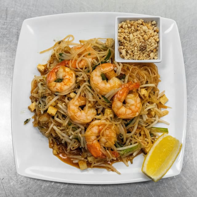 Pad Thai Street Style with Shrimp / ผัดไทยกุ้งสด.